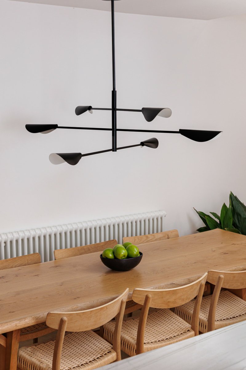 Liggera Ø137 Noir suspension De Faro Barcelona - Son expression lumineuse la rend polyvalente et s'int&egrave;gre facilement &agrave; divers environnements, des cuisines modernes aux espaces de vie ou de bureau paisibles.