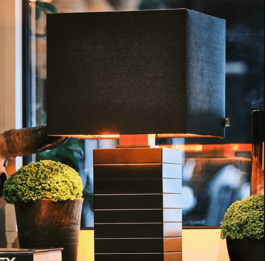 Crazy 45cm Noir lampe de table De By Rydéns - La base de la lampe robuste est d&eacute;cor&eacute;e de lignes simples et horizontales qui donnent &agrave; la base de la lampe plus de structure et de vie.