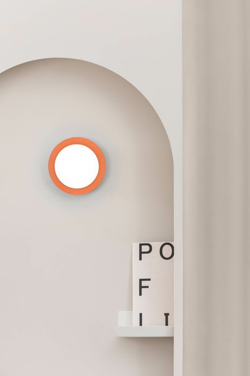 May Ø12 Corail lampe de salle de bain De Faro Barcelona - Avec sa finition corail, sa lumi&egrave;re chaude et son indice de protection IP44, il s'int&egrave;gre aussi bien dans les salons que dans les salles de bains.