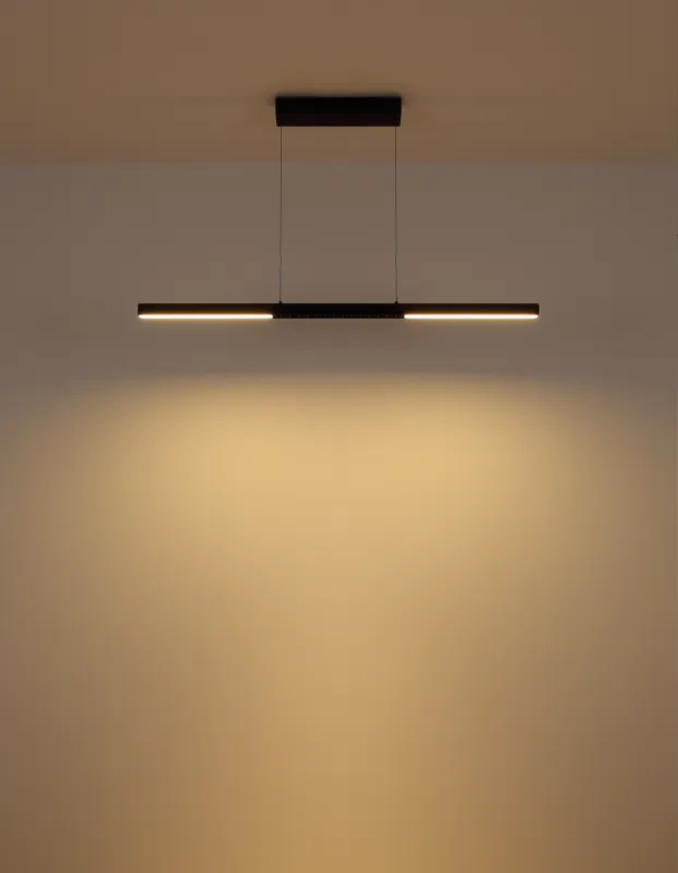 Cody 120cm Noir suspension De Globo Lighting - Lampan &auml;r tillverkad av aluminium i en mattsvart finish som ger ett elegant och tidl&ouml;st uttryck som smidigt sm&auml;lter in i olika inredningsstilar, perfekt f&ouml;r stora matbord eller k&ouml;ks&ouml;ar.