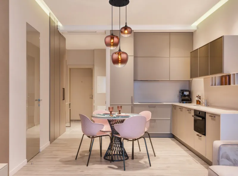 Maxy Ø48 Cuivre suspension De Globo Lighting - Den mattsvarta och krompl&auml;terade metallstommen ger lampan en modern och sofistikerad look, medan de kopparf&auml;rgade glaskuporna med en klar och tonad gradient skapar en unik ljusupplevelse.