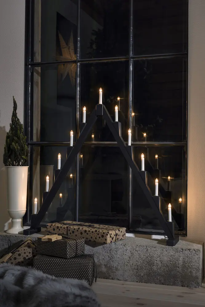 Candelabra 11 Lights Noir De Konstsmide - Le design moderne cr&eacute;e une atmosph&egrave;re &eacute;l&eacute;gante et les ampoules &eacute;mettent une lumi&egrave;re chaleureuse et invitante.