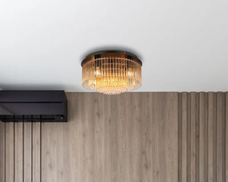 Gorley Ø50 Ambre plafonnier De Globo Lighting - Dess design imponerar med en stilfull kombination av mattsvart metall och dekorativa stavar i klart och amberf&auml;rgat glas.
