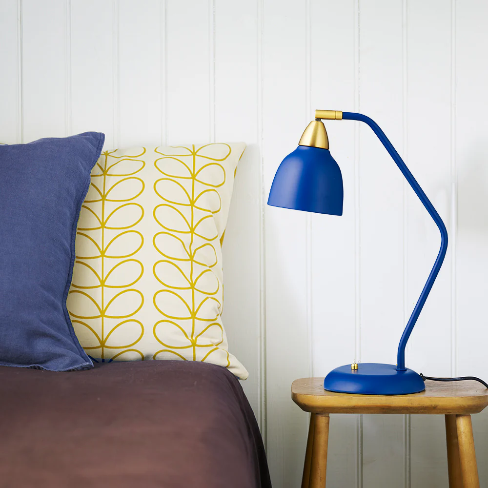 Urban 45cm Bleu foncé lampe de bureau De Superliving - Pimentez votre lieu de travail avec la lampe de bureau Urban en bleu foncé mat élégant.
