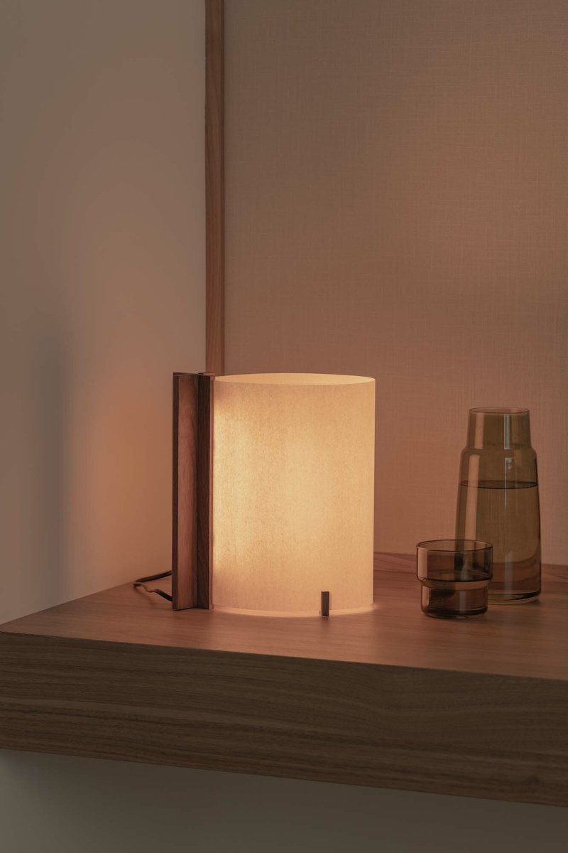 Cata 25cm Noyer lampe de table De Faro Barcelona - Fabriqu&eacute;e en bois certifi&eacute; et durable, elle est livr&eacute;e dans un emballage plat astucieux qui minimise l'espace de rangement et l'impact environnemental du transport.