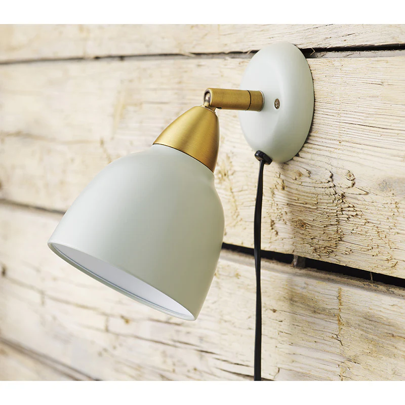 Urban Short Vert clair lampe de lecture De Superliving - L'abat-jour peut &ecirc;tre tourn&eacute; &agrave; 345&deg; pour une flexibilit&eacute; maximale et une lumi&egrave;re parfaite l&agrave; o&ugrave; vous en avez besoin.
