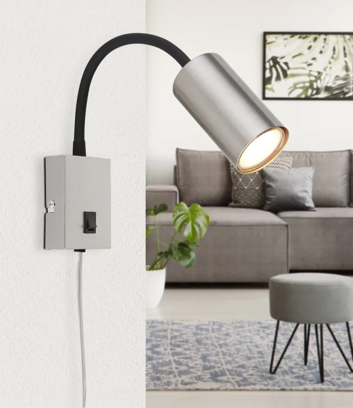 Robby Nickel lampe de lecture De Globo Lighting - Robby &auml;r en klassisk, kompakt v&auml;gglampa tillverkad i svart plast och matt nickelmetall, vilket ger en stilren och modern look.