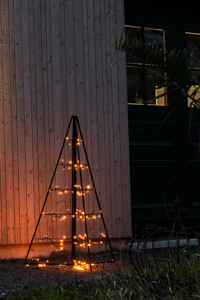 Décoration En Métal Pyramide 120cm Noir De Konstsmide - Avec 171 lumi&egrave;res LED ambr&eacute;es chaudes, il diffuse une lueur &eacute;l&eacute;gante et cr&eacute;e une atmosph&egrave;re magique.