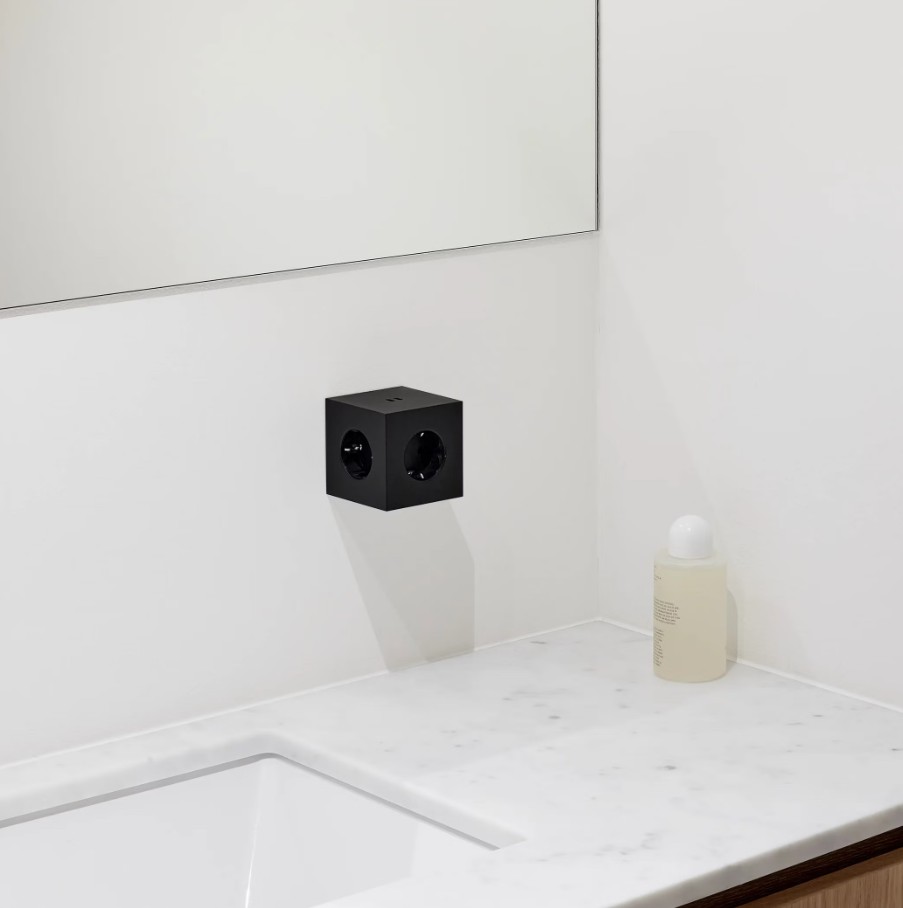 Square 2 Socket extender with 30W Dual USBC Noir De Avolt - Rallonge de prise d'Avolt au design &eacute;l&eacute;gant avec un cube en plastique recycl&eacute; et une plaque magn&eacute;tique sur le fond pour l'accrocher au mur.