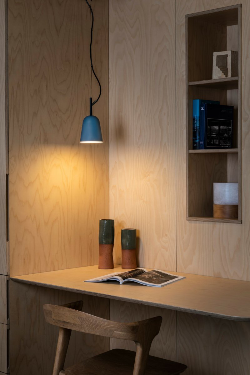 Studio Ø10 Bleu suspension De Faro Barcelona - Son abat-jour bleu et son format compact en font un luminaire id&eacute;al pour les cuisines, les espaces de travail ou les environnements cr&eacute;atifs.