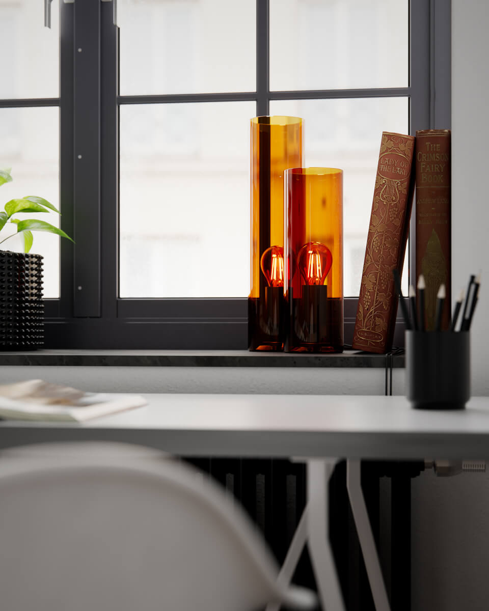 Flake 40cm Ambre lampe de table De By Rydéns - Avec son &eacute;l&eacute;gant verre cylindrique et sa disponibilit&eacute; dans des couleurs tendance comme l'ambre fonc&eacute;, le blanc et le vert, Flake est la lampe parfaite pour apporter style et atmosph&egrave;re &agrave; votre maison.