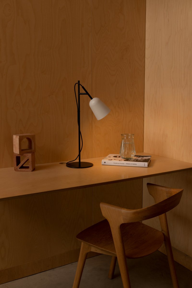 Studio 55cm Blanc lampe de bureau De Faro Barcelona - Son serre-c&acirc;ble d&eacute;coratif en forme de branche lui conf&egrave;re une touche unique et de caract&egrave;re.