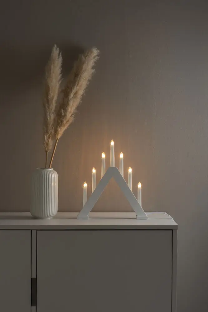 Candelabra 7 Lights Blanc De Konstsmide - Cr&eacute;ez une ambiance de No&euml;l &eacute;l&eacute;gante et moderne avec cet &eacute;l&eacute;gant bougeoir de l'Avent en bois laqu&eacute; blanc mat.