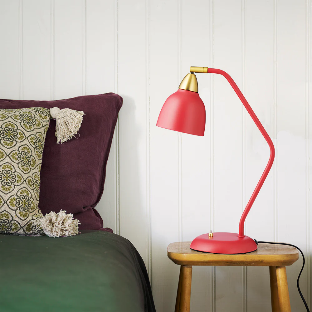 Urban 45cm ROUGE lampe de bureau De Superliving - Embellissez votre lieu de travail avec la lampe de bureau Urban en rouge framboise mat &eacute;l&eacute;gant avec des d&eacute;tails en laiton.
