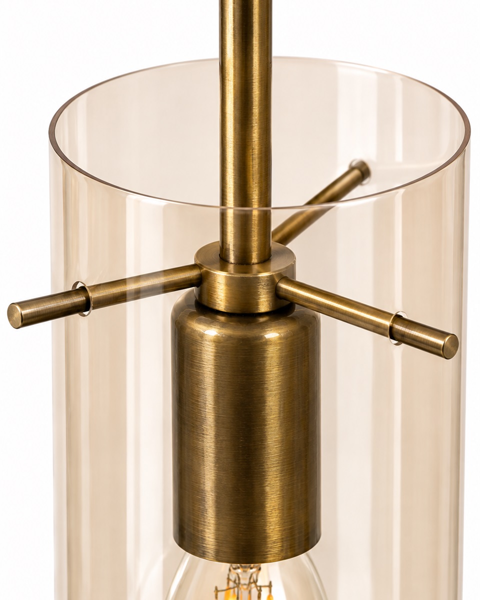 Cilinda Ø7 Laiton/ambre lampe de fenêtre De Nordic Lighting - Son verre ambr&eacute; assure une agr&eacute;able diffusion de la lumi&egrave;re et, associ&eacute; aux d&eacute;tails en laiton vieilli, en fait un &eacute;l&eacute;ment d&eacute;coratif raffin&eacute;.