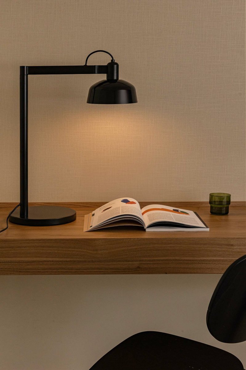 Tatawin 58cm Noir lampe de bureau De Faro Barcelona - Tatawin est une lampe de table dot&eacute;e d&#39;une structure noire et d&#39;un abat-jour en m&eacute;tal noir qui diffuse une lumi&egrave;re directionnelle et focalis&eacute;e.