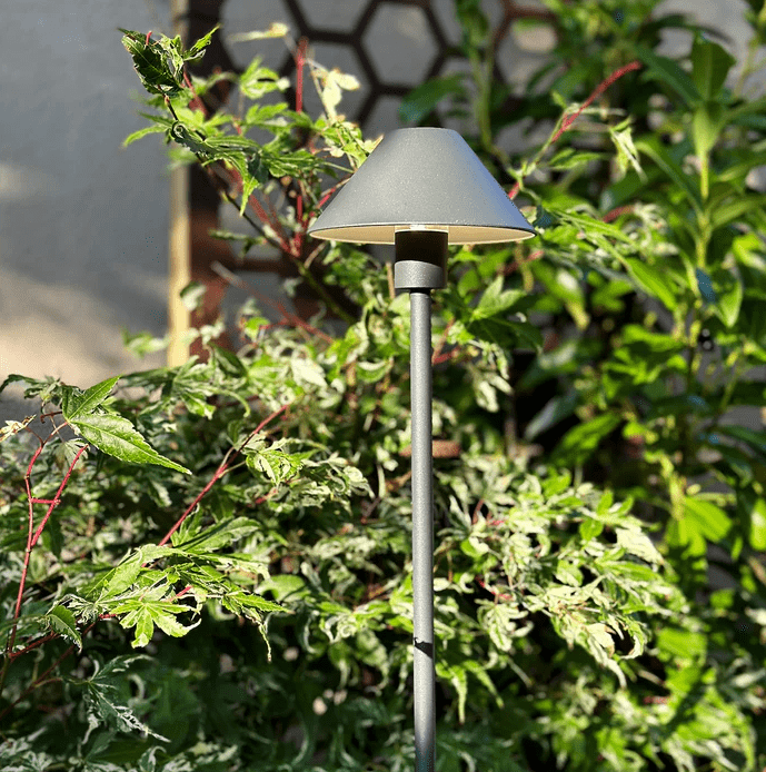 Apollo Flex Gris foncé De Lightson - Apollo Flex &auml;r perfekt f&ouml;r dig som &auml;lskar skandinavisk design och letar efter en n&auml;ttare lampa till din kruka, rabatt eller g&aring;ng.