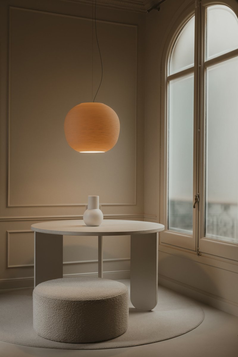 Tierra Ø50 Beige suspension De Faro Barcelona - L'abat-jour est fabriqu&eacute; en PLA et en cellulose de pin recycl&eacute;e, ce qui lui conf&egrave;re une texture vibrante et une touche artisanale.