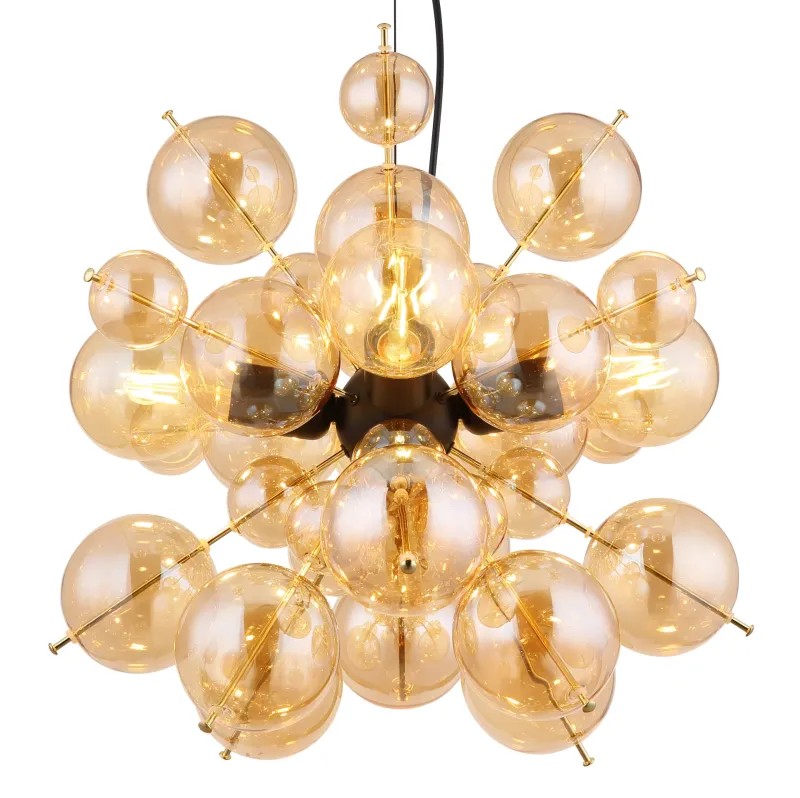 Udo Ø50 Ambre suspension De Globo Lighting - Lampans sk&auml;rm best&aring;r av vackra glasklot i en varm b&auml;rnstensf&auml;rg, vilket skapar en mjuk och inbjudande ljusst&auml;mning med ett bl&auml;ndfritt, harmoniskt sken.
