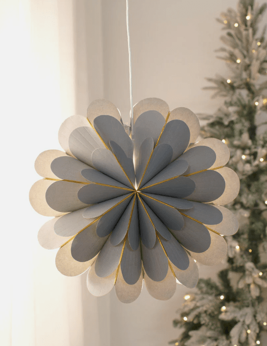 Marigold Ø45 Gris De Markslöjd - Le souci fournit une lumi&egrave;re subtile et harmonieuse qui illumine la pi&egrave;ce et cr&eacute;e une atmosph&egrave;re d&eacute;tendue et &eacute;l&eacute;gante pendant la p&eacute;riode de No&euml;l.