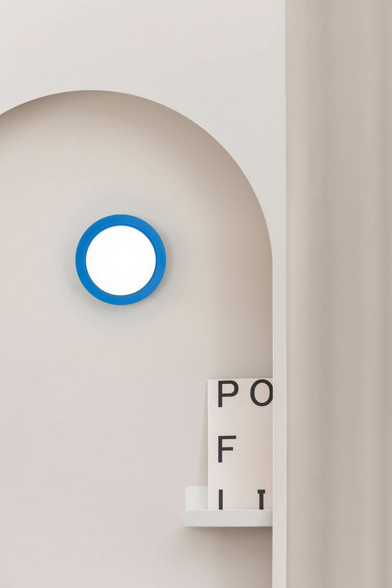 May Ø12 Bleu lampe de salle de bain De Faro Barcelona - Avec sa finition bleue, sa lumi&egrave;re chaude et son indice de protection IP44, il s'int&egrave;gre aussi bien dans les salons que dans les salles de bains.