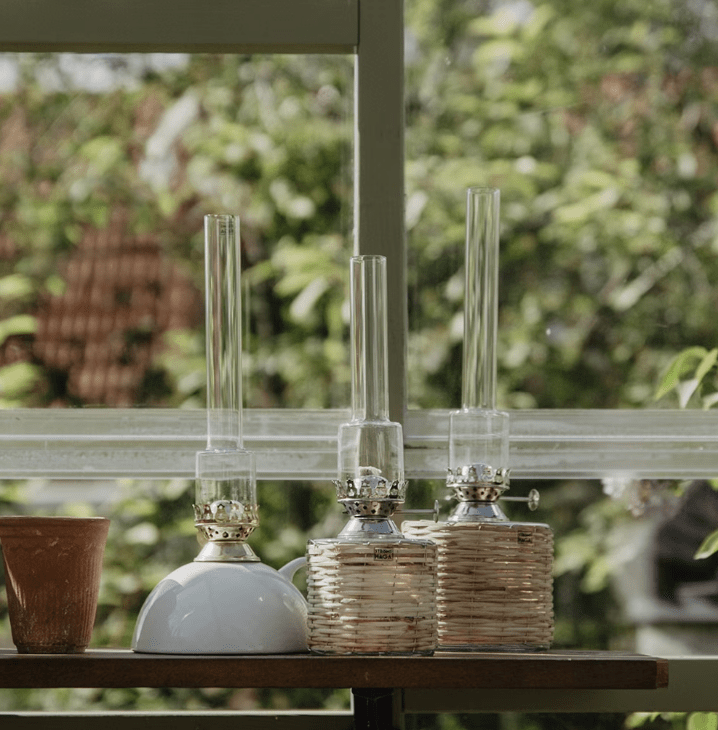 Basket-style kerosene lamp small Brun De Strömshaga - Lampe à pétrole droite en verre avec panier tressé et brûleur en nickel.