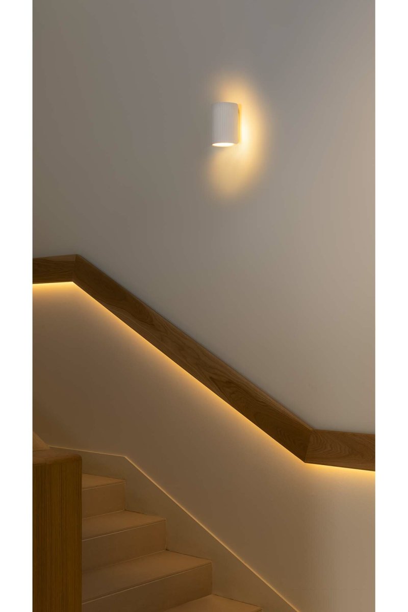 Sole 10cm Blanc applique murale De Faro Barcelona - Disponible en deux tailles et avec une diffusion lumineuse unilat&eacute;rale ou bilat&eacute;rale, elle est id&eacute;ale pour les couloirs, les escaliers et les petits espaces.
