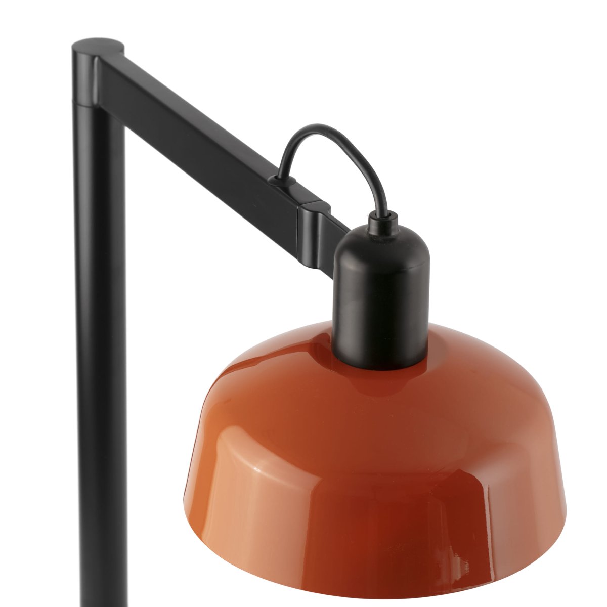Tatawin 58cm Rouge-orange lampe de bureau De Faro Barcelona - Tatawin est une lampe de table à la structure noire et à l'abat-jour en métal rouge-orange qui diffuse une lumière directionnelle et focalisée.