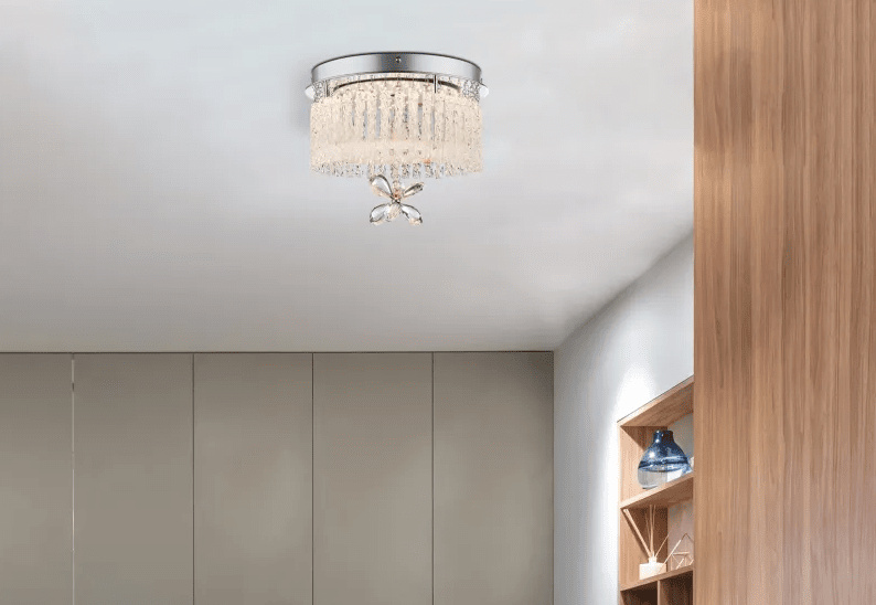 Mathilda Ø28 Chrome cristal De Globo Lighting - Son design rond associe une base chrom&eacute;e &agrave; des tiges de verre suspendues et un grand cristal en forme de fleur qui devient le point central de la pi&egrave;ce.