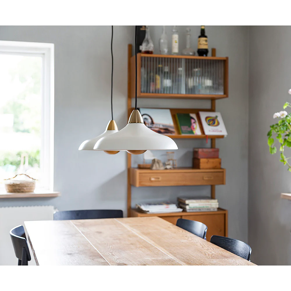 Urban Wide Ø36 Blanc suspension De Superliving - Embellissez votre maison avec la suspension moderne Urban Wide, une combinaison élégante de finition blanche mate et de détails élégants en laiton.