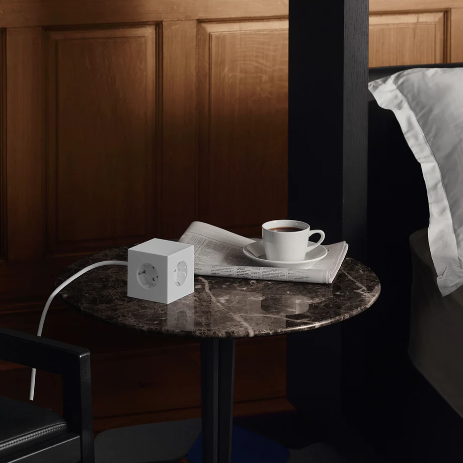 Square 1 with 30W Dual USBC & Magnetic base, 3m, Martinelli Luce edition Blanc De Avolt - Multiprise au design &eacute;l&eacute;gant d'Avolt avec un long c&acirc;ble en PVC, un cube en plastique recycl&eacute; et une plaque magn&eacute;tique sur le fond pour l'accrocher au mur.