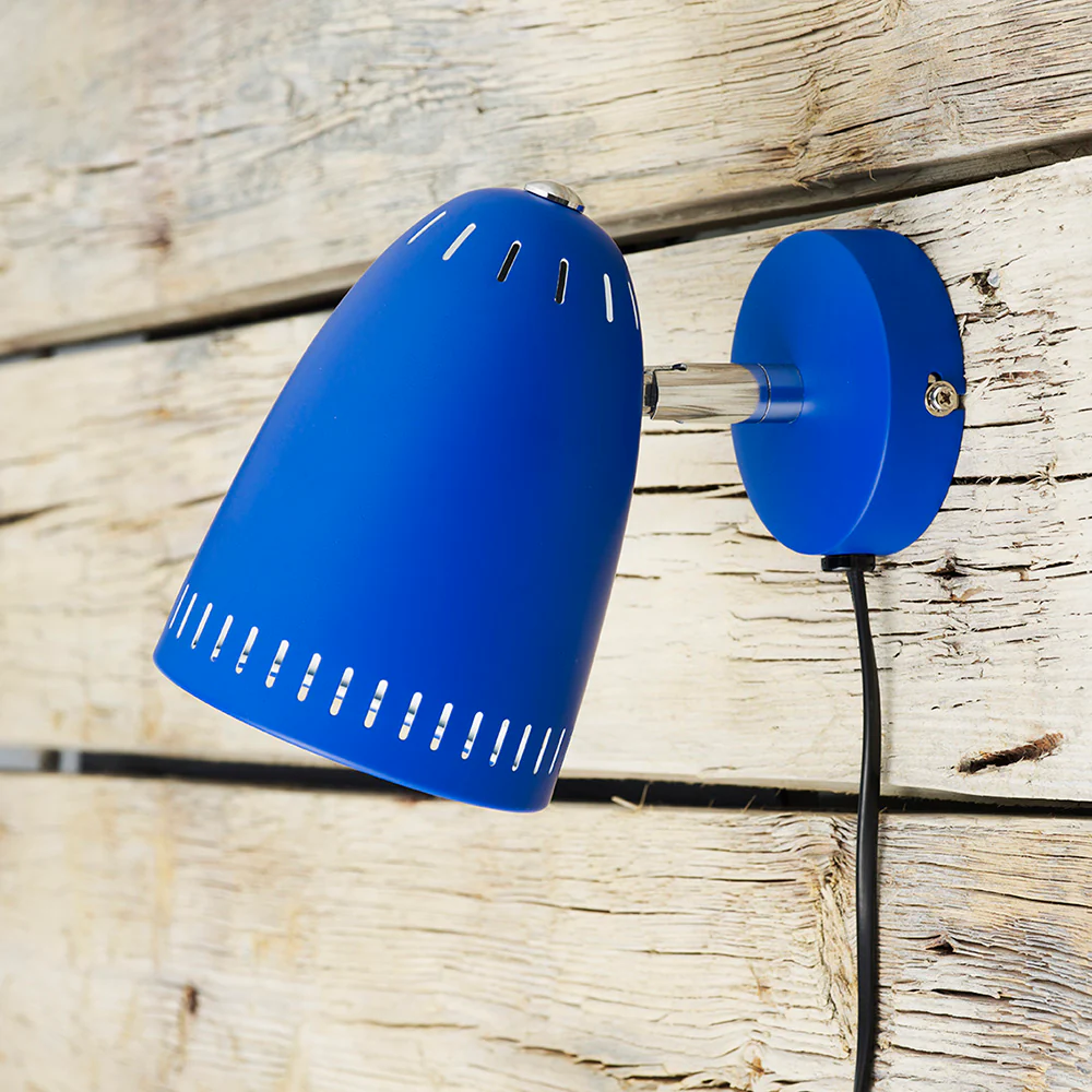 Dynamo Bleu lampe de lecture De Superliving - Avec sa forme compacte et son écran rotatif à 345°, il offre à la fois flexibilité et éclairage efficace.