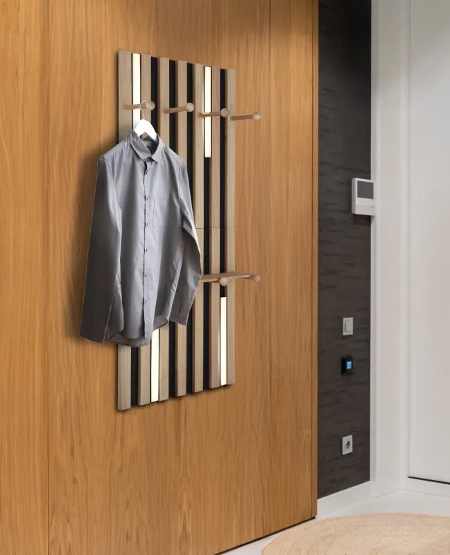 Duane 110cm Nature applique murale De Globo Lighting - Den rektangul&auml;ra formen i matt svart metall och brunt tr&auml; ger en elegant och tidl&ouml;s look, medan den vita plastsk&auml;rmen sprider ljuset j&auml;mnt och skapar en behaglig atmosf&auml;r.