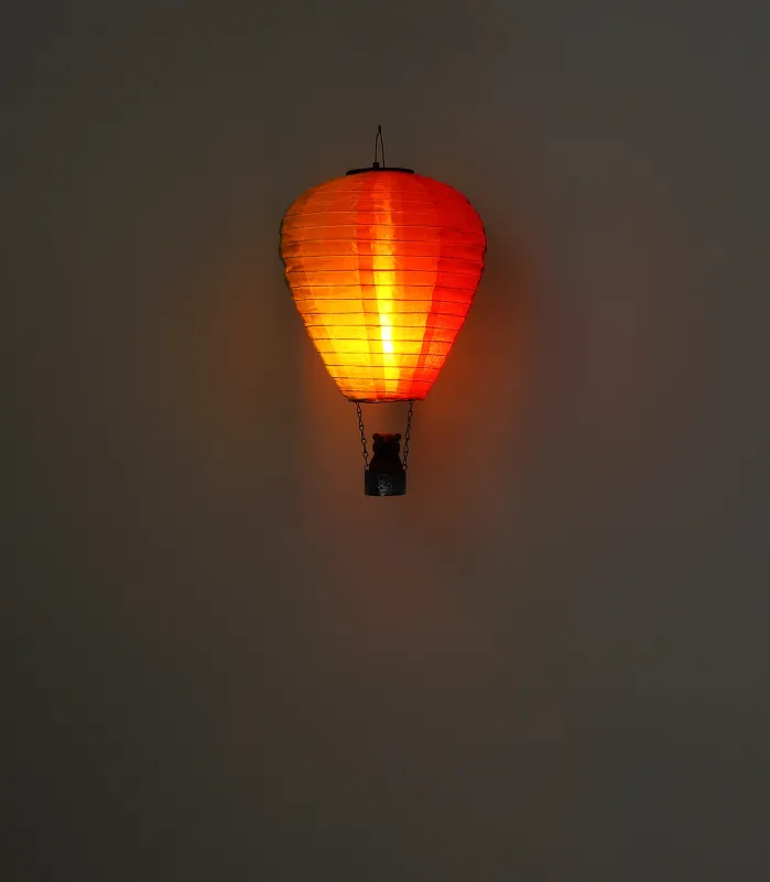 Balloon Multicolore lampe solaire De Globo Lighting - Skapa en lekfull k&auml;nsla i tr&auml;dg&aring;rden med Balloon, en solcellsdriven dekoration inspirerad av en luftballong med en bj&ouml;rn i korgen.
