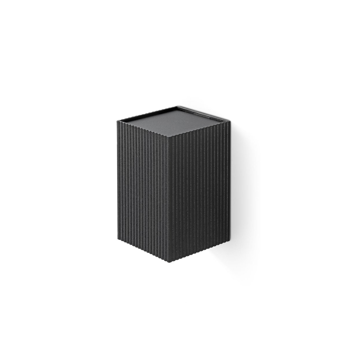 Lune 10cm Rainuré noir applique murale De Faro Barcelona - Lune est une applique murale carr&eacute;e &agrave; la finition noire nervur&eacute;e qui allie fonctionnalit&eacute; et style.