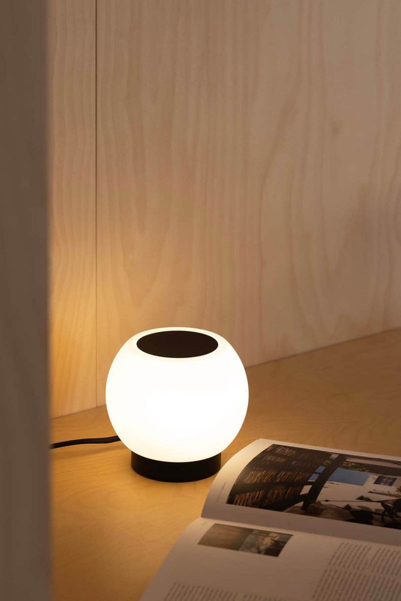 Moy 13cm Noir lampe de table De Faro Barcelona - Son design moderne s'int&egrave;gre &agrave; de nombreux styles d'int&eacute;rieur et est disponible en applique et en plafonnier.