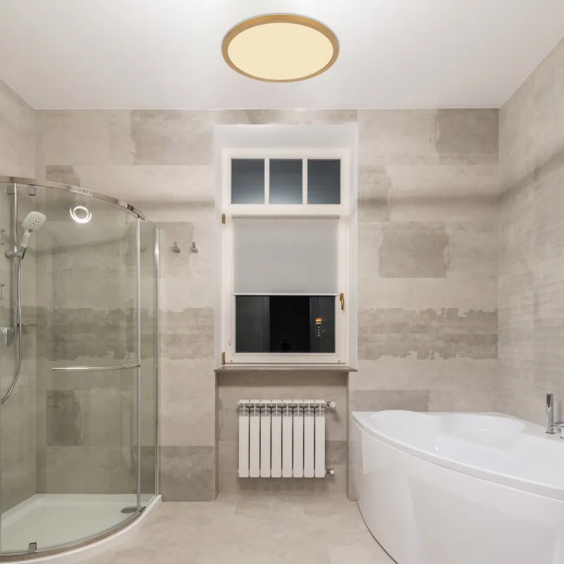 Sapana Ø30 Laiton lampe de salle de bain De Globo Lighting - Lampan &auml;r tillverkad av matt m&auml;ssingsf&auml;rgad och vit plast, vilket ger ett mjukt och bl&auml;ndfritt ljus.