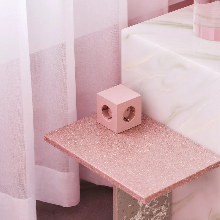 Square 1 with 30W Dual USBC & Magnetic base, 3m Rose De Avolt - Multiprise au design &eacute;l&eacute;gant d'Avolt avec un long c&acirc;ble en PVC, un cube en plastique recycl&eacute; et une plaque magn&eacute;tique sur le fond pour l'accrocher au mur.