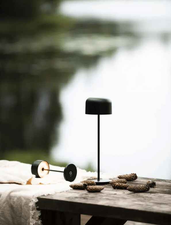 Lille 36cm Noir portable De Konstsmide - La lampe est &eacute;quip&eacute;e d'un variateur tactile pour que vous puissiez r&eacute;gler la luminosit&eacute; et la temp&eacute;rature de couleur du jaune chaud au blanc chaud.