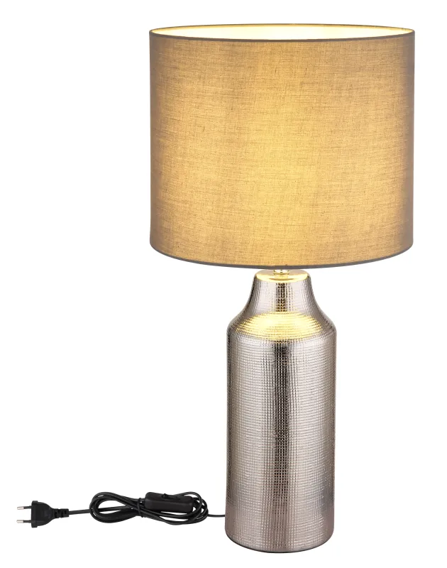 Elden 60cm Argent lampe de table De Globo Lighting - Den silverf&auml;rgade keramiska basen i kombination med den gr&aring;a cylindriska textilsk&auml;rmen skapar en sofistikerad kontrast och blir en stilfull inredningsdetalj.
