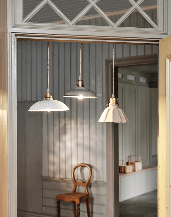 Ingrid Grand Ø24 Blanc lampe de fenêtre De Strömshaga - Plafonnier blanc en tôle avec abat-jour plissé et câble textile torsadé de couleur naturelle.