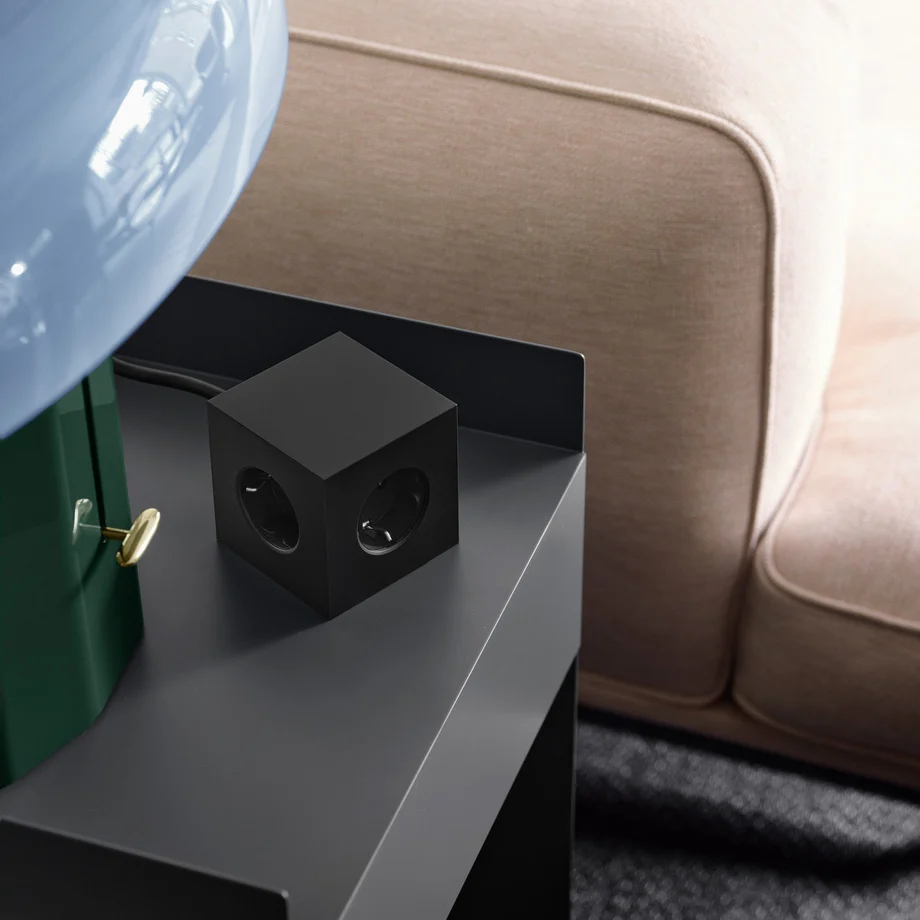 Square 1 with 30W Dual USBC & Magnetic base, 3m Noir De Avolt - Multiprise au design &eacute;l&eacute;gant d'Avolt avec un long c&acirc;ble en PVC, un cube en plastique recycl&eacute; et une plaque magn&eacute;tique sur le fond pour l'accrocher au mur.