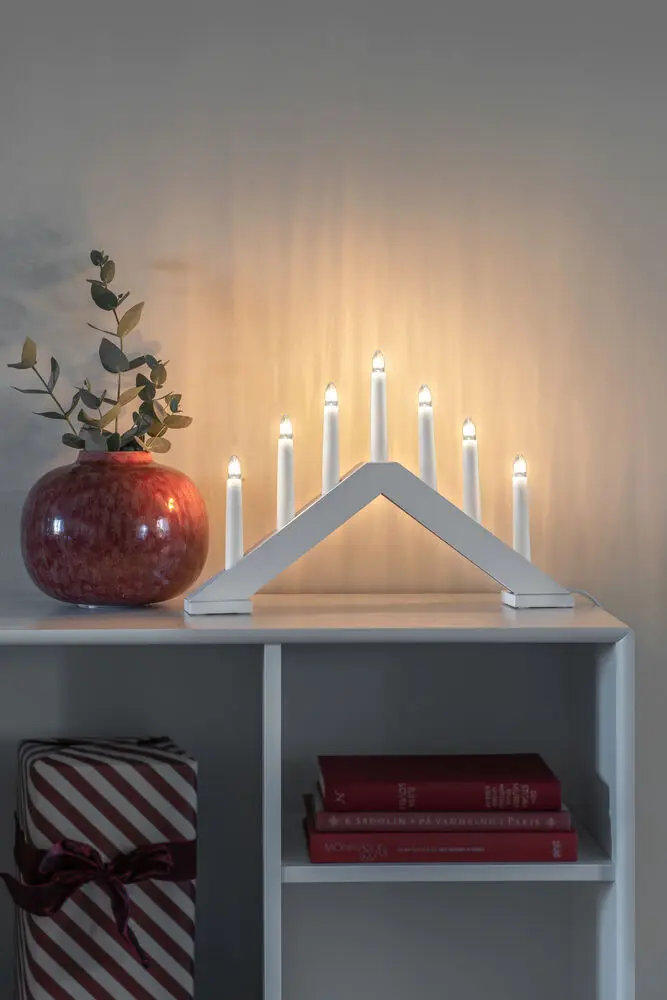 Candelabra 7 Lights Blanc De Konstsmide - Offrez &agrave; votre maison une atmosph&egrave;re de No&euml;l intemporelle et &eacute;l&eacute;gante avec cet &eacute;l&eacute;gant bougeoir de l'Avent en bois laqu&eacute; blanc.