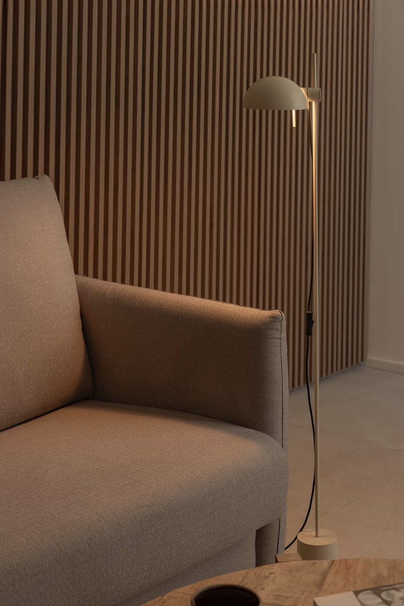 Matilda Beige lampadaire De Faro Barcelona - Dot&eacute; d'un abat-jour rotatif et d'une hauteur r&eacute;glable, il offre une lumi&egrave;re flexible pour la lecture et la cr&eacute;ation d'ambiance.