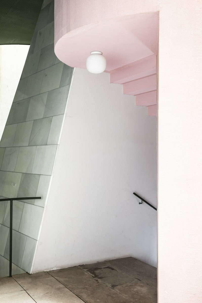 Amelia Ø22 Blanc lampe de salle de bain De Faro Barcelona - Son diffuseur arrondi assure une diffusion lumineuse g&eacute;n&eacute;reuse et sans &eacute;blouissement, id&eacute;al pour un &eacute;clairage g&eacute;n&eacute;ral d'ambiance dans les espaces de vie et les lieux publics.