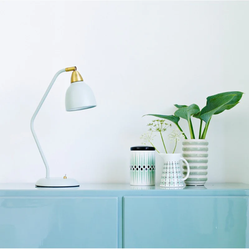 Urban 45cm Vert clair lampe de bureau De Superliving - Pimentez votre espace de travail avec la lampe de bureau Urban dans un élégant vert clair mat avec des détails en laiton.