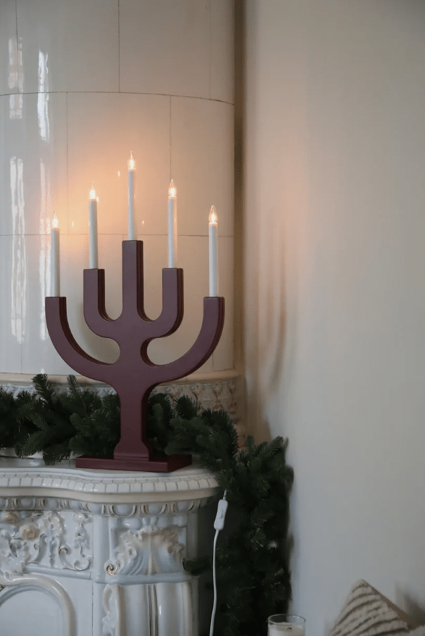 Sapin 5L ROUGE De Markslöjd - Le bougeoir de l'Avent &laquo;&nbsp;Sapin&nbsp;&raquo; &agrave; cinq bras, fabriqu&eacute; en s&eacute;quoia, est un objet classique et &eacute;l&eacute;gant qui attire tous les regards.