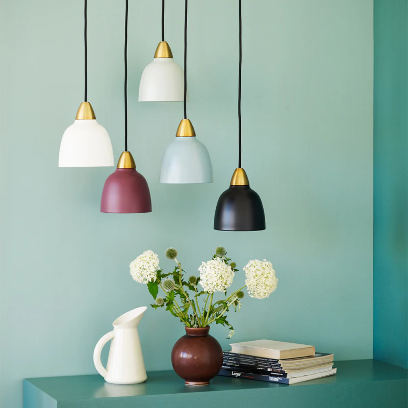 Urban Mini Ø15 Bleu suspension De Superliving - Malgré sa petite taille, Urban Mini offre une distribution lumineuse impressionnante et s'intègre aussi bien au-dessus du comptoir de la cuisine que dans un coin lecture confortable.