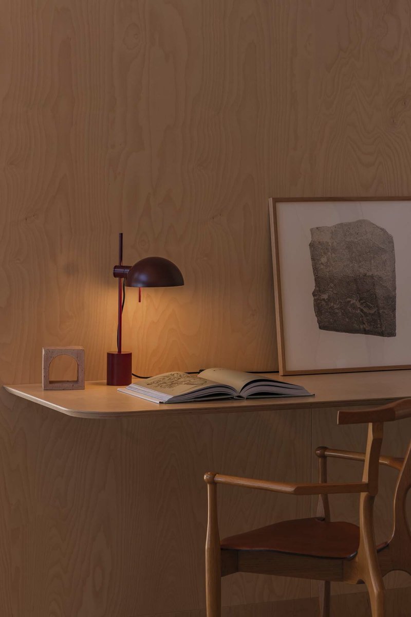 Matilda 43cm Bourgogne lampe de bureau De Faro Barcelona - Matilda est une lampe de table bordeaux au design g&eacute;om&eacute;trique et &eacute;pur&eacute; qui s'int&egrave;gre parfaitement &agrave; tous les int&eacute;rieurs.