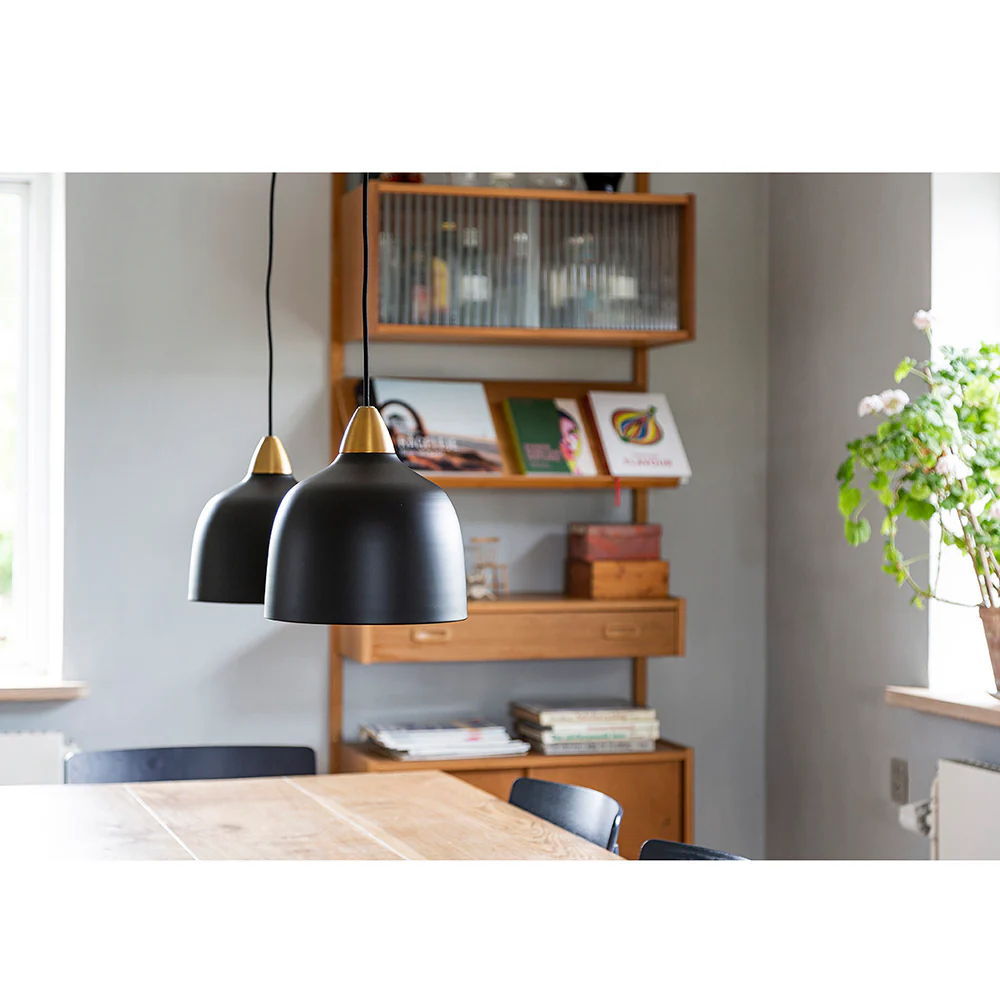Urban Ø24 Noir suspension De Superliving - La suspension Urban combine un design moderne avec une touche de laiton luxueux pour cr&eacute;er une atmosph&egrave;re &eacute;l&eacute;gante et sophistiqu&eacute;e dans votre maison.